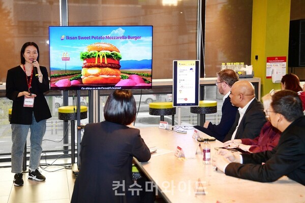 맥도날드가 한국에서 최초로 진행한 아시아 지역 전략회의(phase 2)에서 이해연 한국맥도날드 최고마케팅책임자(CMO)가 ‘한국의 맛’ 프로젝트 시행 성과 및 향후 확대 시행 방안에 대해 발표하고 있다. ⓒ한국맥도날드