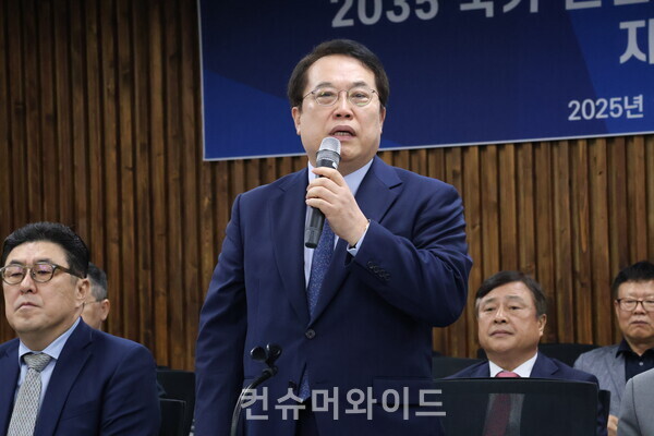 13일 오전 10시 자동차산업회관에서 진행된 자동차부품 산업계 성명서 발표 기자회견에서 KAICA 이택성 이사장이 발언을 하고 있다.  ⓒ컨슈머와이드 전휴성 기자