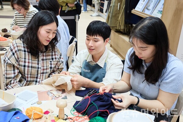 유니클로(UNIQLO)가 ‘국제 수선의 날’을 맞아 ‘리유니클로(RE.UNIQLO) 수선 워크숍’을 16일 유니클로 롯데월드몰점에서 진행했다. 사진/유니클로