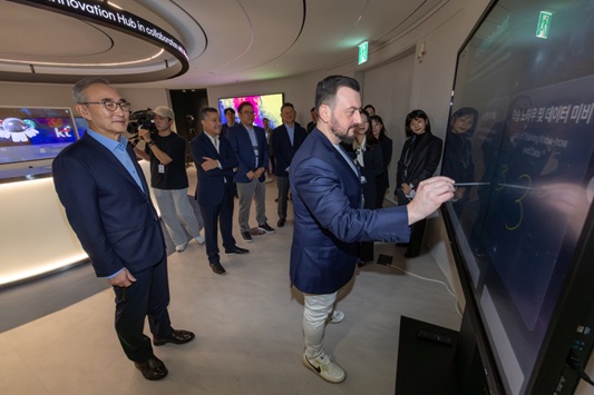 김영섭 대표(왼쪽)와 마이크로소프트 마르코 마이모네(Marco Maimone, 오른쪽)가 KT 이노베이션 허브의 전시물을 체험하고 있다 ⓒKT