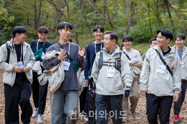삼양홀딩스 김윤 회장이 임직원들과 10.1km 거리의 ‘퍼포즈 워크’ 트레킹을 하고 있다. ⓒ삼양그룹