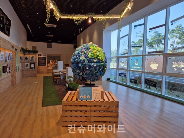 이케아 동부산점이 지원한 자원순환 목재 등으로 꾸며진 국회부산도서관의 기획전시 ‘기후편지: Climate Letter’ 전시장 ⓒ이케아코리아