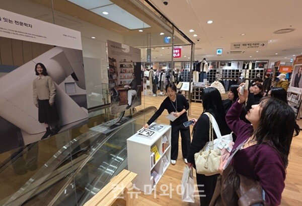 오는 14일 리뉴얼 오픈하는 유니클로 롯데백화점 대전점은 2층에 위치한다. 백화점 1층 성심당 매장에서 상향 에스컬레이터를 이용하면 바로 유니클로 매장 가운데와 연결된다. ⓒ컨슈머와이드 강진일 기자