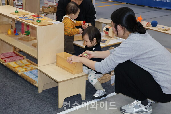 교구로 놀고 있는 아이ⓒ컨슈머와이드 전휴성 기자